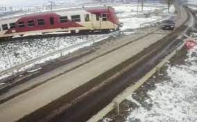 Trains from piatra neamţ to iași: Momentul In Care Un Tren Izbeste Un Bmw In Care Se Aflau Doi Tineri De Ziua IndrÄƒgostiÅ£ilor Video