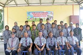 Buat lelaki sekolah menengah itu mulai menyukai anda dengan memperhatikannya. Kem Pengakap Istimewa