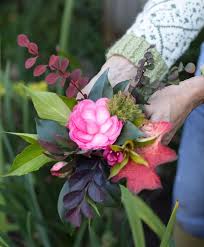 Who Says Gardencolor Is Limited To Spring We Re Welcoming Fall With This Darling Posy These Sprays Of Colorful Garden Oakleaf Hydrangea Garden Inspiration