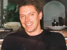 Wie vermoordde de populaire tennisleraar? Podcast trekt noodgedwongen op  onderzoek