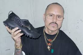 Diseñador Willy Chavarría responde a polémica por huaraches de Adidas