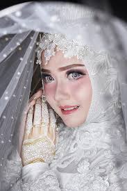 Kebaya nikah syar'i merupakan salah satu solusi untuk mereka yang menggunakan hijab namun mencari model kebaya yang syar'i tentunya tidaklah mudah. 30 Trend Terbaru Rias Pengantin Akad Nikah Aneka Rias