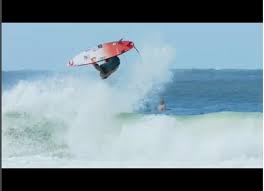 Surfer gabriel medina @gabrielmedina photo: Kurz Krass Gabriel Medina Beim Training Prime Surfing