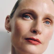 9 Best Foundations for Mature Skin That Smooth, Enhance Glow, and Never  Crease