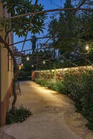 Allee Gravillonnee Pergola Acier Vegetalisee Et Luminaires Jardin Mediterraneen Jardins Pergola Acier