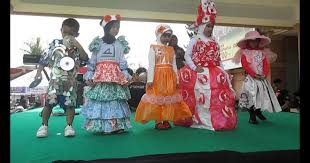 Kamu bisa mengikuti video dibawah ini untuk cara lengkapnya dan juga bisa menggunakan desain lain yang kamu inginkan dan tinggal menyesuaikannya demikian artikel lengkap mengenai cara membuat baju barbie dari bahan bekas. 18 Baju Karnaval Barang Bekas Cowo Tergokil