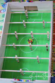 Wichtig ist es ganz besonders genau und sorgfältig zu schneiden und zu kleben. Fussballstadion Fur Die Jungs Ich Habe Einen Kicker Gebaut Lunaju Ikea Diy Spiele Selber Basteln Diy Foto