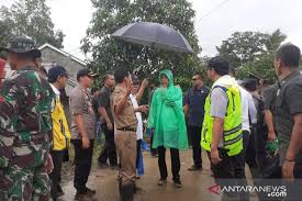 Bagasi motor sport yg biasa saya pake ukurannya ga muat buat jas hujan. Jokowi Temui Pengungsi Longsor Bogor Pakai Jas Hujan 10 Ribuan Merahputih
