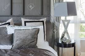 Die kleinmöbel finden vom bad und büro über den flur bis zum schlafzimmer in jedem raum platz. Modernes Schlafzimmer Design In Schwarz Und Weiss Farbschema Mit Modernen Lampe Auf Beistelltisch Lizenzfreie Fotos Bilder Und Stock Fotografie Image 44930912