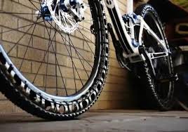 Fini Les Crevaisons Avec Cette Roue De Velo Sans Chambre A Air Blog Deco Design Mountainbikereifen Radtouren Fahrradreifen