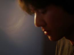 Kin Leonn shares solo piano performance video for “a moment, a life”