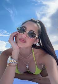 Amanda Duenez's Instagram, Twitter & Facebook