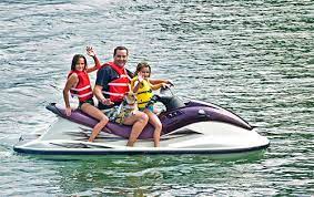 Auf knopfdruck klappen die räder ein und das quad wird in fünf sekunden zum jetski. Jetski Fuhrerschein Erwerben Und Fahren In Deutschland Bei Sportschiffahrt