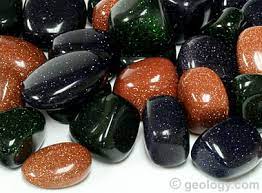 Bekijk de sfeerafbeeldingen en zie de schitterende verwerkingen! Goldstone A Glittering Colored Glass In Red Blue Green And Purple