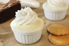 191 crema chantilly all'italiana preparazione inserite tutti gli ingredienti e i tuorli leggermente sbattuti con l'accessorio sbattitore. La Crema Chantilly E Una Golosa Crema Dolce Ottenuta Dalla Lavorazione Della Panna Montata Con L Aggiunta Della Crema Ricette Idee Alimentari Ricette Di Cucina