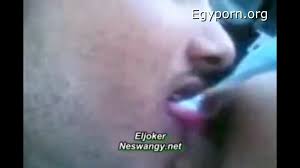 سكس في السيارة ينيك ويلحس بزازها وكسها – Egyporn