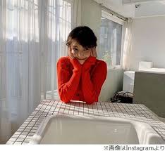 女優の倉科カナ 32歳 が2月16日 自身のinstagramで ぶりっ子 ポーズを披露 ファンの絶賛を浴びている 倉科はこの日 ぶりっ子 笑 とのコメントと共に 両手で頬杖をついて笑う かわいらしいショットを投稿 倉科カナ 頬杖 ポーズ モデル 写真