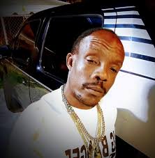 What a time to be alive ‼ no YouTube no apple music no spotify 😁 no  bluetooth I was 14 when this came out and I remember my moms going off on