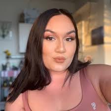 Erin Flores's Instagram, Twitter & Facebook