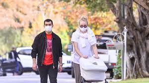 Sophie belinda jonas (née turner; Wegen Babyaufnahmen Sophie Turner Schiesst Gegen Paparazzi Promiflash De