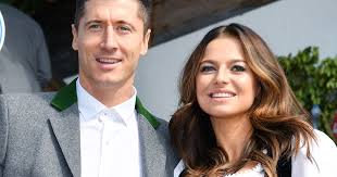 Anna lewandowska is an assistant professor in the department of management at university of. Fc Bayern Star Robert Lewandowski Er Ist Erneut Vater Geworden Und Das Erste Babyfoto Ist So Niedlich Bunte De