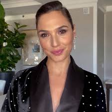Gal gadot is a mom of three. Pregnant Gal Gadot Shows Off Baby Bump While Lounging At Work E Online