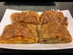 Se iau foile de placinta si se ung cu ulei, apoi se tapeteaza o tava cu hartie de copt, iar pe fundul ei se pun 8 foi de placinta , toate unse cu ulei. PlÄcintÄ Cu Dovleac Cu Foi De Casa Cristine Cuisine Youtube