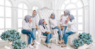 Foto di studio berbaju kopel kemeja | get 1,000gb of photo storage free. 10 Tema Baju Foto Studio Simple Kekinian Portalkuningan Com