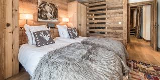 Sur Les Hauteurs De Megeve Le Tres Prise Plateau Du Mont D Arbois Abrite Ce Somptueux Chalet Deco Chambre Chalet Decoration Interieure Chalet Chambre Design