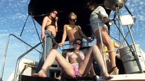 فیلم های پورنو! زنان برهنه در یک مهمانی در یک قایق تفریحی می روند. به دنبال  موارد رایگان با شماره fa.stasy.net باشید