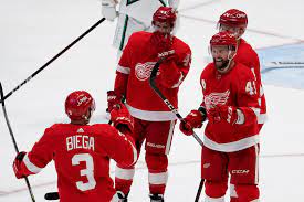 Il a amassé 2 buts et 14 passes et 41 matchs avec les canucks l'an. Detroit Red Wings Fall In Shootout 3 2 After Luke Glendening S Pair