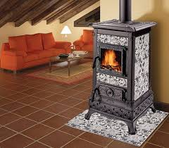 Bir şömine haznesi takmak, ısı kaybını en aza indirmek bakımından ateşin önüne bir cam bariyer her iki damper evinizi ısıtma maliyetini azaltmaya yardımcı olarak etkili bir iş yapar. Ahsap Bir Evde Somineden Hava Isitma Bir Evi Isitmak Icin Bir Somine Nasil Kullanilir Bunun Icin Daha Iyidir