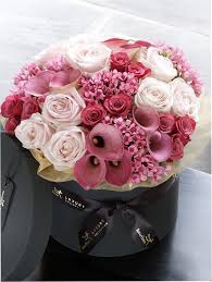 A True Statement Piece This Designer Floral Arrangement In Luxurious Shades Of Darkest Pink And Coral Is A Glori Blumenarrangements Lila Bluten Blumengestecke