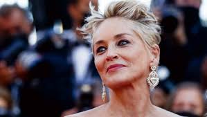 Il bambino prodigio che a 7 anni è gia stilista. E disegna gli abiti di  Sharon Stone
