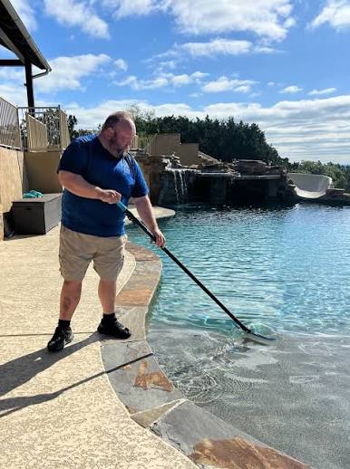 Weekly pool cleaning North Dallas
