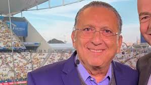 Na hora do chute decisivo, a perna do craque pesou e roberto baggio isolou a bola para iniciar a festa pelo tetra brasileiro comemorado por milhões, que ecoa há 25 anos e para sempre na voz de galvão bueno e na mítica imagem do narrador agarrado a pelé e arnaldo cesar coelho comemorando. Galvao Bueno Comemora Gol De Falta Da Selecao E E Alvo De Memes Lance