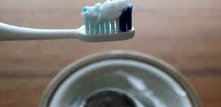 Dentifricio in polvere sentir parlare di dentifricio in polvere per chi ha l'abitudine di usare quello nel tubetto è davvero strano, ma sappiate che la ricetta di questo prodotto è la più nota tra i non solo piatti e bucati: Dentifricio Senza Fluoro Fatto In Casa La Salute Al Femminile