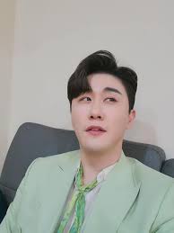 정성발효 촬영 현장 속 영탁 셀카👀 하나만 기억해주세요 여러분‼️ 조만간 만나게 될 영탁 정성발효 비하인드 컷 역대급 미모 예정  (메모)(암기)📝📑✍🏻💡 #영탁 #youngtak #정성발효 #현장 #셀카 #조만간_비하인드컷과_함께오겠습니다 #기대해주세요  #밀라그로 ...