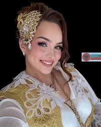 Ciao a tutti... Vorrei sapere come arrivare dall' aeroporto di Tirana a  durazzo? conviene Mezzi pubblici o taxi? E per effettuare gita in giornata  da Durazzo a Tirana come muoversi?