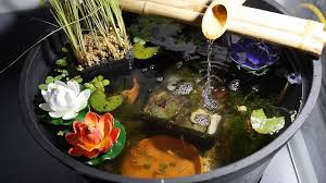 Khusus kolam mini berikutnya saya tidak terlalu tertarik dalam sebenarnya bentuk dari kolam sangat sederhana, tapi yang membuat berbeda adalah suasana. 21 Desain Kolam Ikan Mini Dari Pot Bekas Hemat Tempat