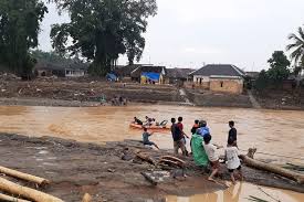 Sebaik sahaja banjir kilat berlaku di shah alam, beberapa cadangan telah dikemukakan untuk mengatasi banjir kilat. Langkah Taktis Basuki Atasi Banjir Lebak Halaman All Kompas Com