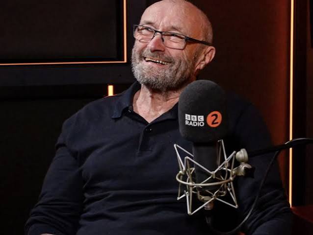 Phil Collins: «Nel 2024 stavo morendo per l'abuso di alcol. La gente veniva a dirmi addio, ma non me ne rendevo conto e i medici volevano staccare le macchine che mi tenevano