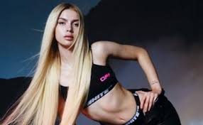 Aleyna tilki, 28 mart 2000'de of, trabzonlu bir anne ve konyalı bir babanın çocuğu olarak konya'da dünyaya geldi. Aleyna Tilki Sevgilisi Kim Aleyna Tilki Sarkisi Yasi Boy Kilo Nerelidir Aleyna Tilki Kimdir