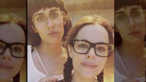 The recipient of numerous accolades, including an academy award and a golden globe award, she was the world's. Die Sangerin Teddy Geiger Ist Mit Emily Hampshire Der Schauspielerin Von Schitt S Creek Zusammen News24viral