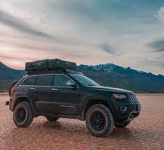 This 2020 jeep grand cherokee is outfitted with yakima's skyline system with the core bar set up. Jeep Grand Cherokee Roof Racks Voyager Racks
