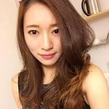 Shin Min Daily News 新明日报- 大胆狂徒在兀兰关卡用背包遮手非礼美女私处，英勇美女当场大喊生擒色狼！  来自马来西亚柔佛州的董薇倪（25岁，会计师）在我国工作，每逢周末会就会回国。她上周五（11日）晚上7时许与朋友结伴经过关兀兰卡时，竟遇色狼。  “我先感觉有'东西 ...