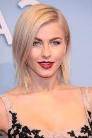 Frisuren Kurz Roter Lippenstift Blaue Augen Kurze Glatte Blonde Haare Abendkleid In 2021 Trendige Frisuren Haarfarben Coole Frisuren