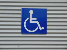 Persoanele cu handicap sau reprezentantii legali ai acestora, la cerere, mai pot beneficia de: DacÄ Parchezi Pe Locurile De Parcare Rezervate Pentru Persoanele Cu DizabilitÄÈi FÄrÄ A DeÈine Card LegitimaÈie De Parcare Pentru PersoanÄ Cu Handicap PoÈi Primi AmendÄ CuprinsÄ Intre 2 000 Èi 10 000 Lei PoliÅ£ia