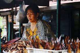 Ikan salai atau ikan asap, pada kesempatan ini anda akan belajar bagaimana car… resep aneka olahan ikan asap berbahan ikan lele dan tongkol. Mengintip Proses Pembuatan Ikan Salai Favorit Pelancong Travel Tempo Co