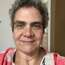 What hotels are within walking distance of broadway that serves free  breakfast and that you love the hotel?